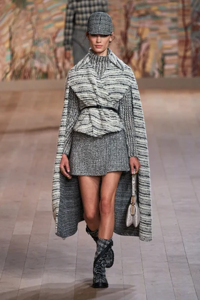 Look 18